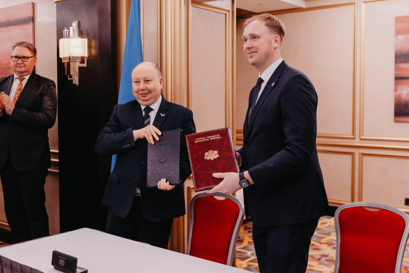 Ministri ar parakstītajiem dokumentiem