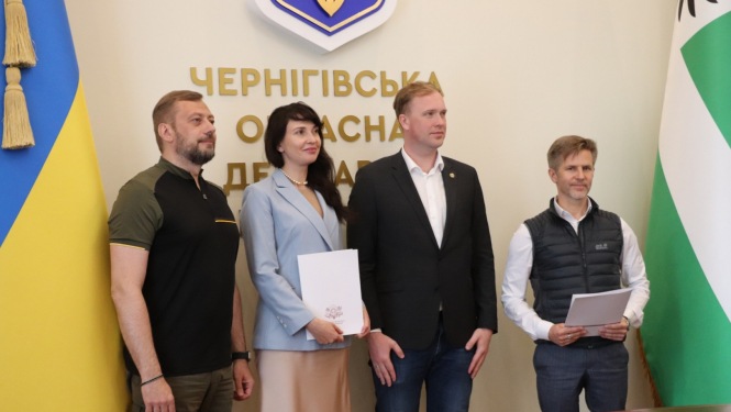 Ukrainas puse un Latvenergo paŗstāvis paraksta sadarbības memorandu