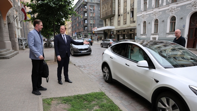 V.Valainis tiekas ar Teslas pārstāvjiem