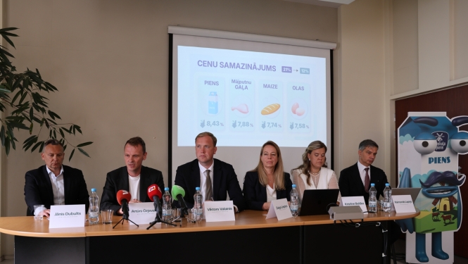 Preses konferences dalībieku kopbilde