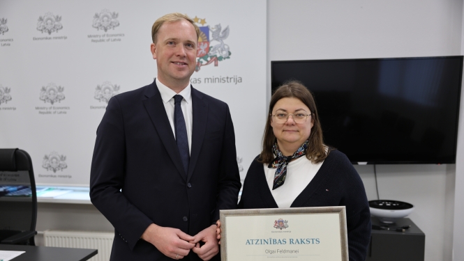 Viktors Valainis Pasniedz pateicības rakstu O.Feldmanei