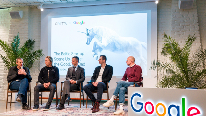 vīrieši sēž uz krēsliem uz skatuves un sarunājas. priekšpusē Google logo.
