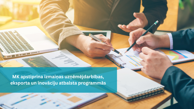 Divu vīriešu rokas pie darba galda