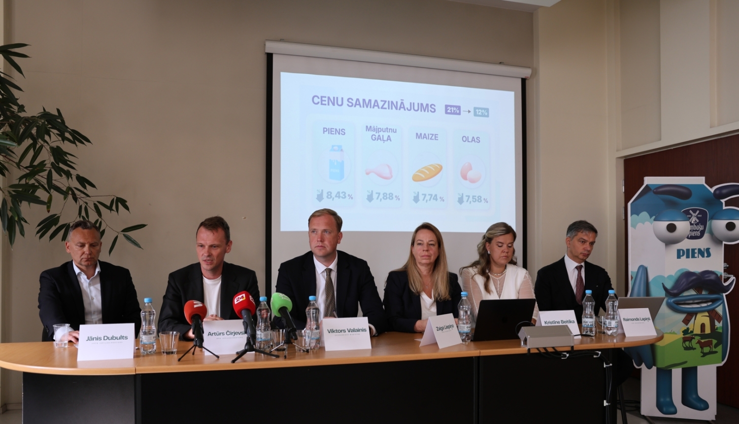 Preses konferences dalībieku kopbilde