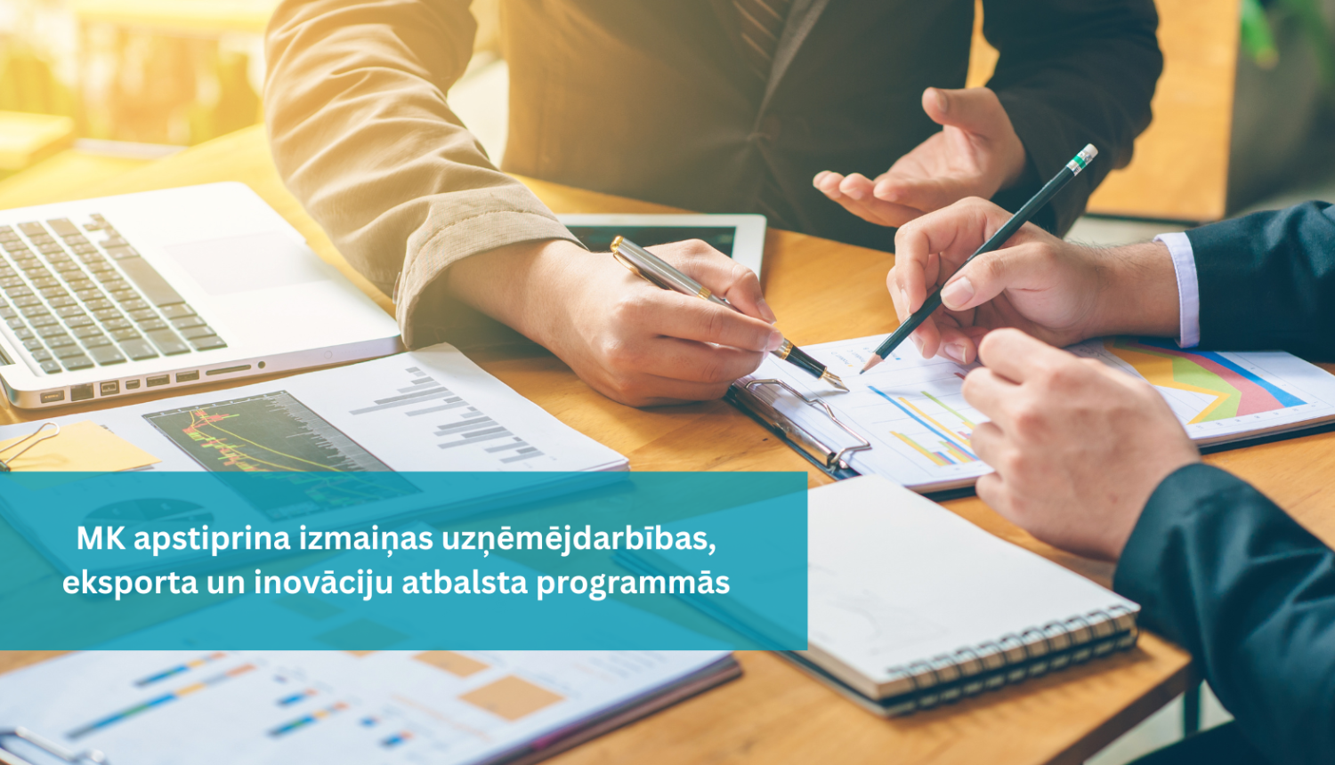 Divu vīriešu rokas pie darba galda