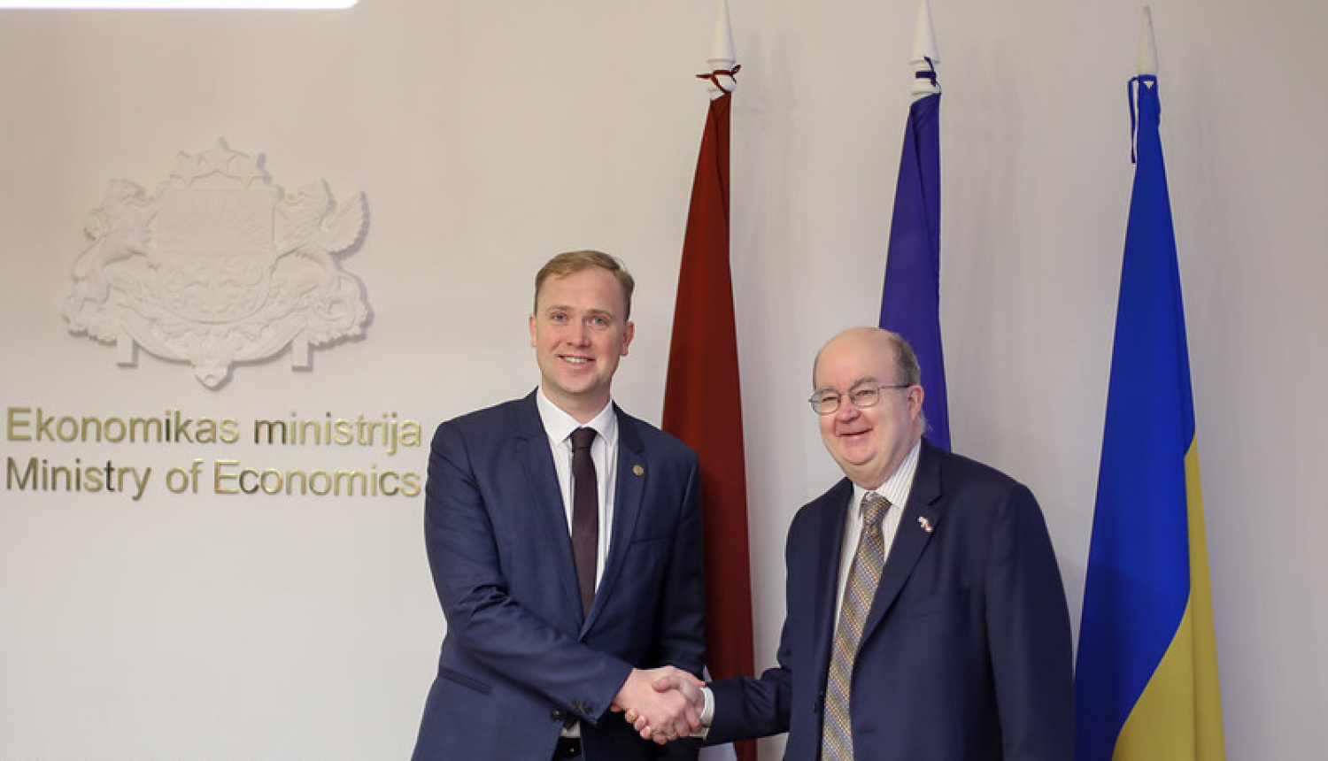 Ekonomikas ministrs Viktors Valainis un Apvienotās Karalistes vēstnieks Latvijā Pols Brumels