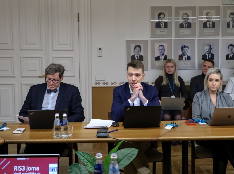 LIAA pārstāvis prezentē.
