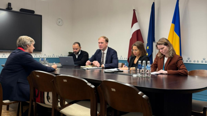 Ekonomikas ministrs tiekas ar Latvijas vēstnieci Vācijā