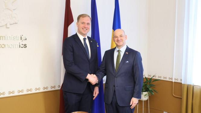 Ekonomikas ministrs sarokojas ar ASV vēstnieku