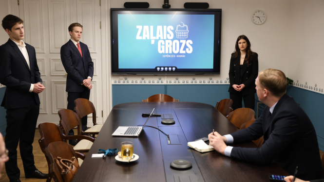 Studenti ekonomikas ministram Viktoram Valainim prezentē jaunu lietotni