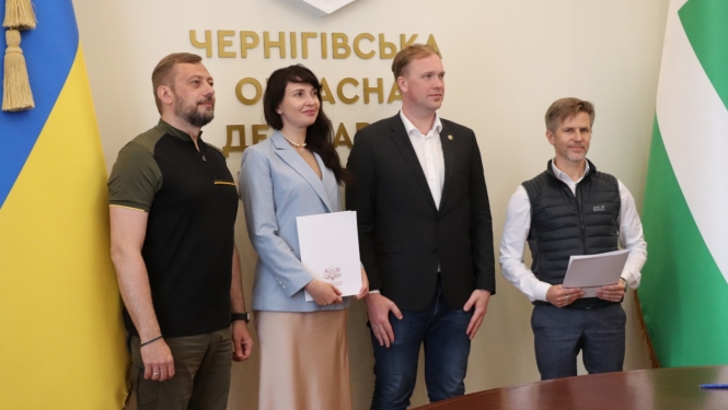 Ukrainas puse un Latvenergo paŗstāvis paraksta sadarbības memorandu