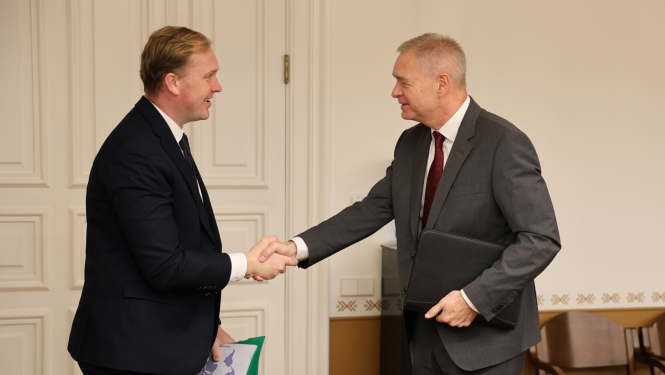 Valainis sarokojas ar Čehijas vēstnieku