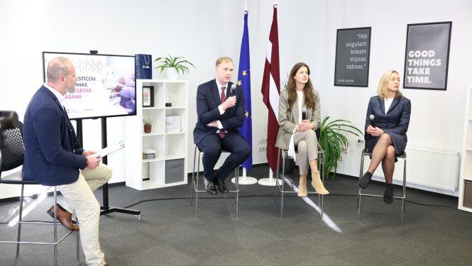 Atklāšanas pasākumā, uzrunu saka V.Valainis