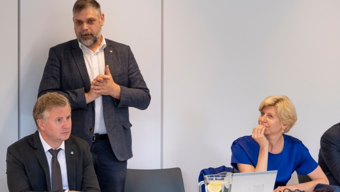 fotogrāfija no sēdes
