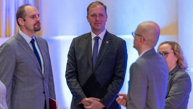 Viktors Valainis, Raivis Bremšmits