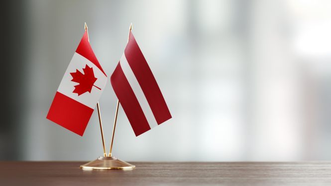 Latvijas un Kanādas karogi