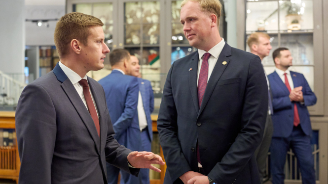 No kreisās puses_Igaunijas ekonomikas un rūpniecības ministrs Erki Keldo, Latvijas ekonomikas minitrs Viktors Valainis