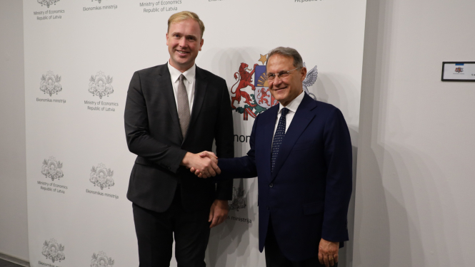 No labās puses-Itālijas ārlietu un starptautiskās sadarbības ministra vietnieks Edmondo Čirieli (Edmondo Cirielli), ekonomikas ministrs Viktors Valainis