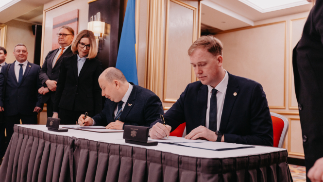 LR ekonomikas ministrs Viktor Valainis un Ukrainas Ministru kabineta ministrs Olehs Nemčinovs paraksta Latvijas-Ukrainas Starpvaldību komisijas ekonomiskās, rūpnieciskās, zinātniskās un tehniskās sadarbības jautājumos XI sēdes protokolu