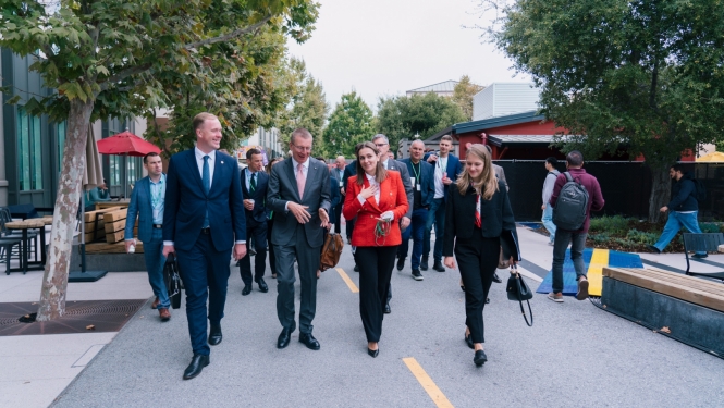 Delegācija dodas uz tikšanos