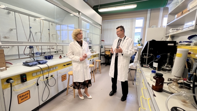 Ekonomikas ministre Ilze Indriksone sarunājas ar zinātnieku laboratorijā