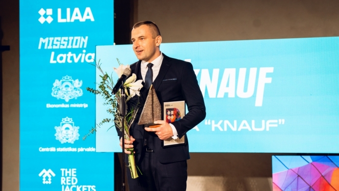 KNAUF pārstāvis saņem balvu
