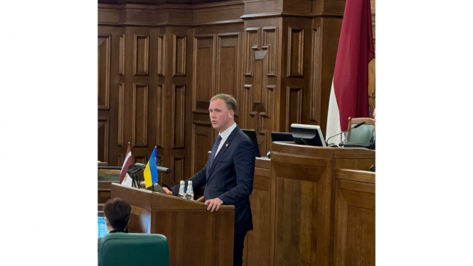 Ekonomikas ministrs V.Valainis uzrunā Saeimas deputātus