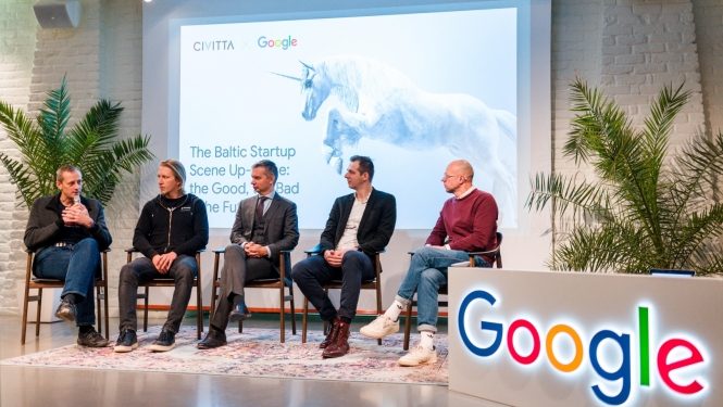 vīrieši sēž uz krēsliem uz skatuves un sarunājas. priekšpusē Google logo.