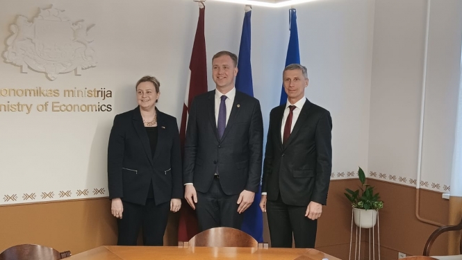 Ekonomikas ministrs Valainis tiekas ar Austrālijas vēstnieci Latvijā