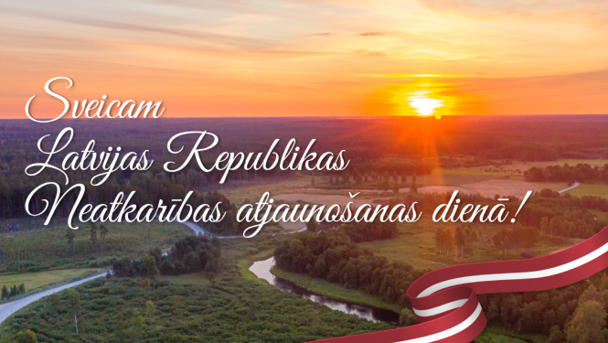 Svētku sveiciena bilde ar Latvijas dabasskatu un saulrietu