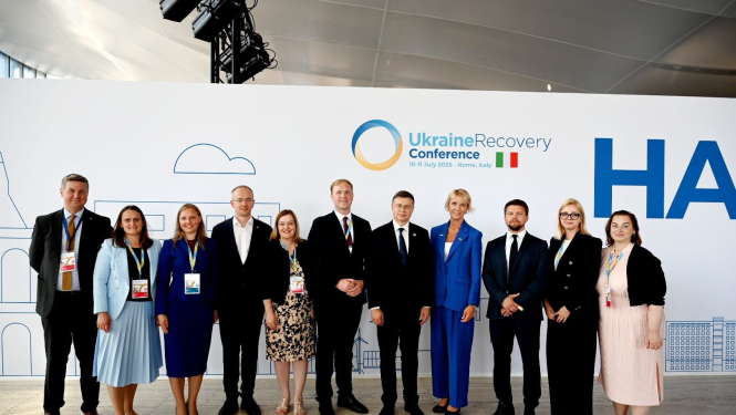 V. Valainis un V.Dobrovskis konferencē Romā