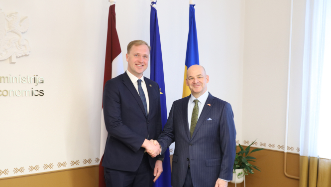 Ekonomikas ministrs sarokojas ar ASV vēstnieku