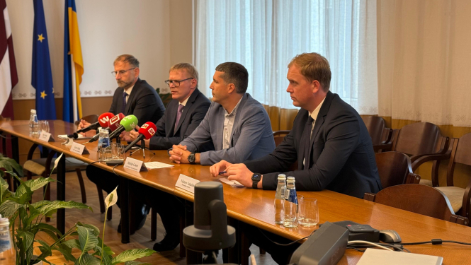 Preses brīfinga dalībnieku kopbilde