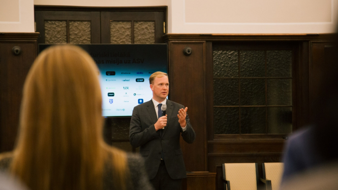 Ekonomikas ministrs Viktors Valainis uzrunā tikšanās dalībniekus