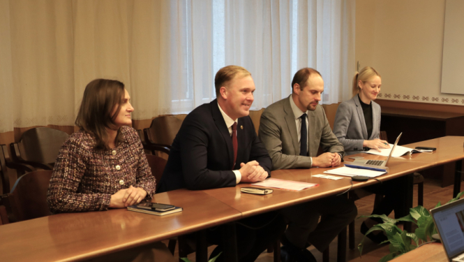 Kopbilde pie darba galda