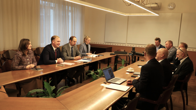 Kopbilde pie darba galda