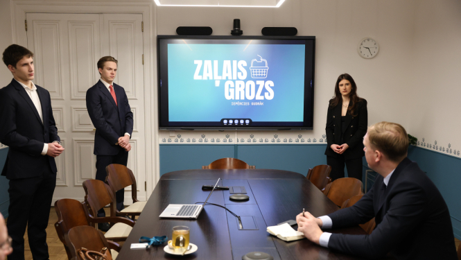 Studenti ekonomikas ministram Viktoram Valainim prezentē jaunu lietotni