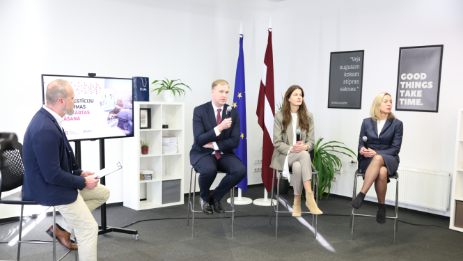 Atklāšanas pasākumā, uzrunu saka V.Valainis