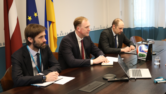 Ekonomikas ministrs V.Valainis pie apspriežu galda 