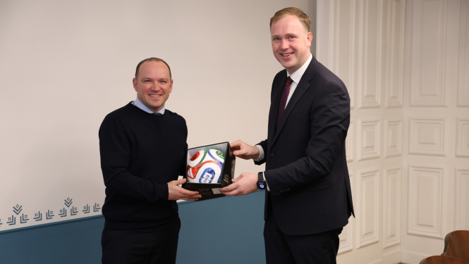 V.Valainis un V.Ļašenko