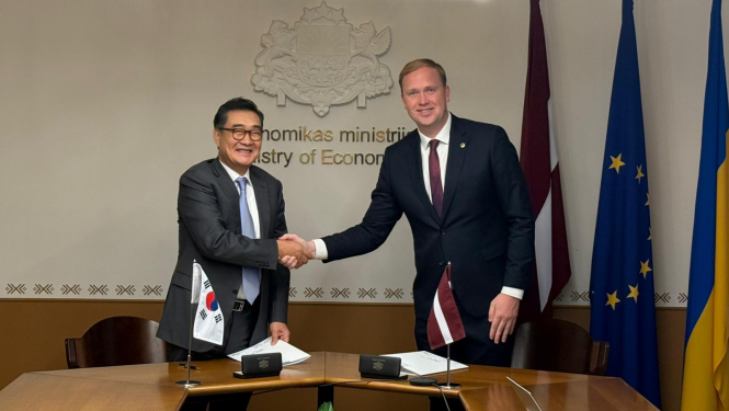 LR ekonomikas ministrs Viktors Valainis un “Eugene Group” priekšsēdētājs Kyung-Sun Yu 