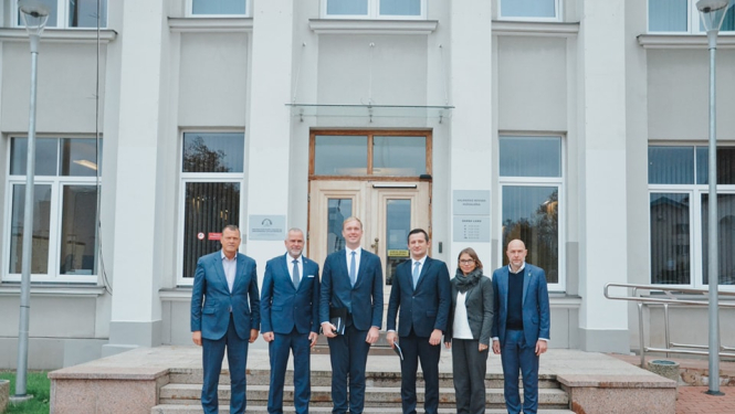 Foto ar Valmieras pašvaldības pārstāvjiem