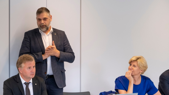 fotogrāfija no sēdes