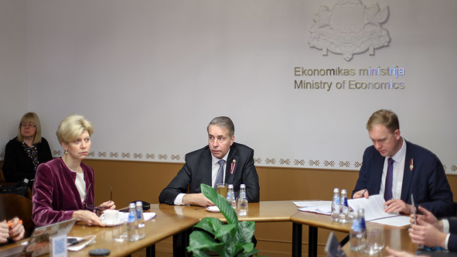 Fotogrāfija no sēdes ar ekonomikas ministru Viktoru Valaini, labklājības ministru Uldi Auguli un izglītības un zinātnes ministri Andu Čakšu