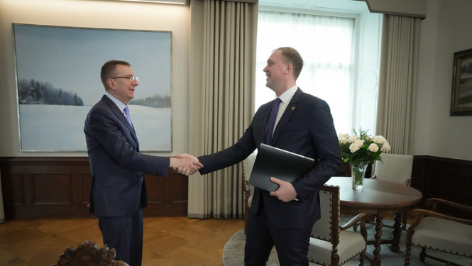 Foto:Valainis sarokojas ar Valsts prezidentu