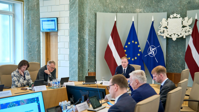 Ekonomikas ministrs Viktors Valainis vada sēdi