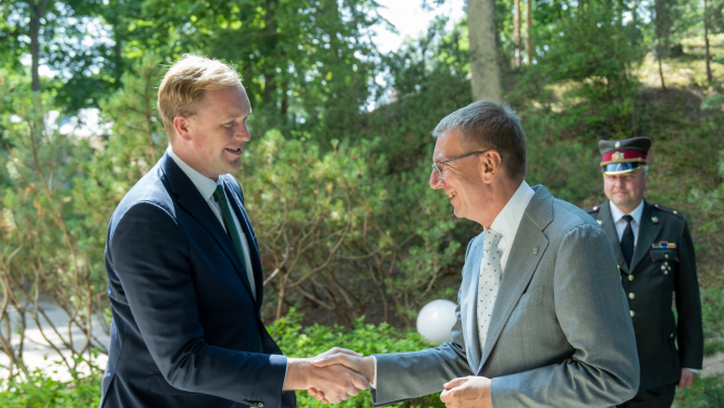 Valsts prezidents E.Rinkēvičs un ekonomikas ministrs V.Valainis