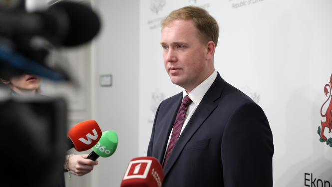 V.Valainis atbild uz žurnālistu jautājumiem