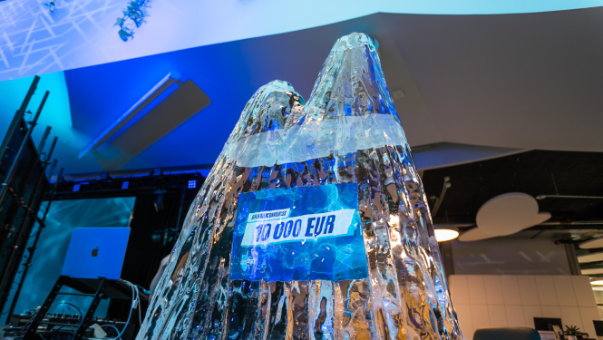 Ledus skulptūra ar summu uz tās