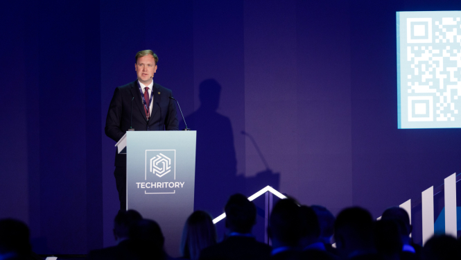 V.Valainis foruma atlāšanā uzrunā auditoriju